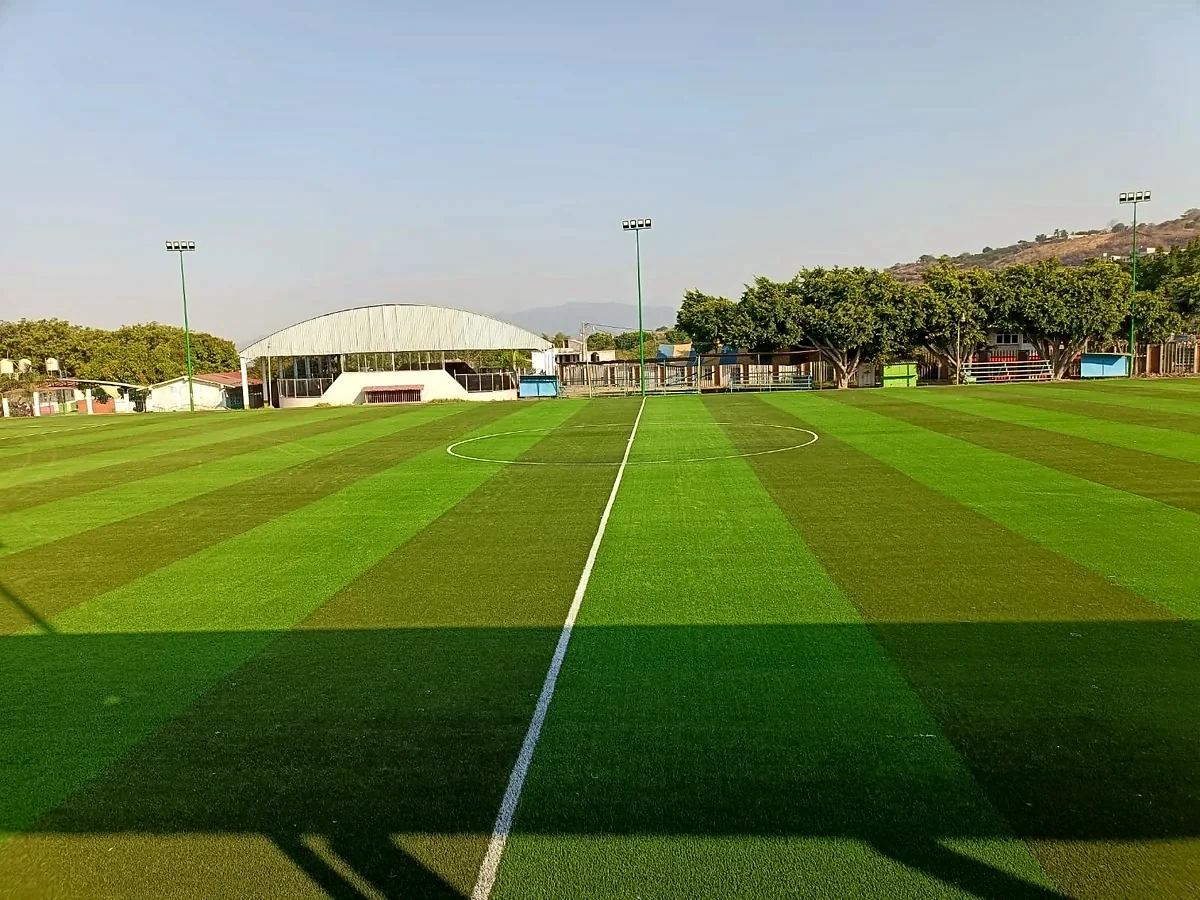 Cancha de fútbol soccer con pasto sintético en Unidad Deportiva Juárez, Benito Juárez