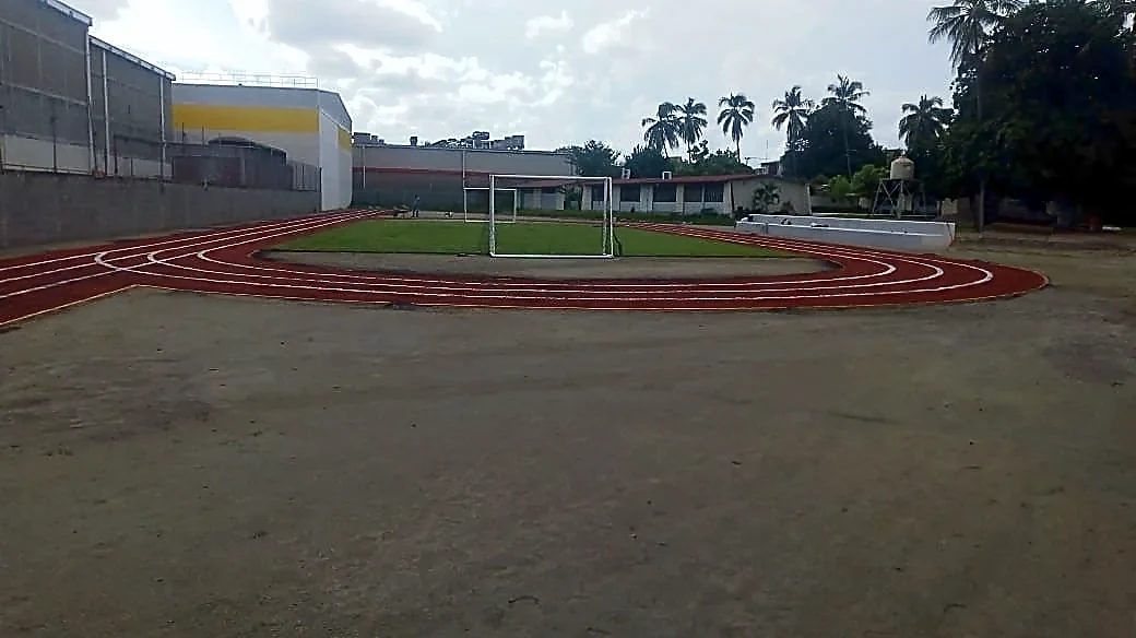 Pista para trotar con pasto sintético en Escuela Primaria y Secundaria José Vasconcelos, Lázaro Cárdenas, Michoacán: la pista y su entorno