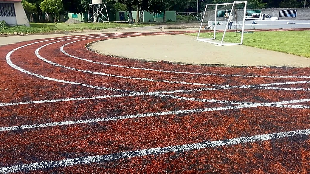 Detalle del pasto sintético de la pista para trotar en Lázaro Cárdenas, Michoacán