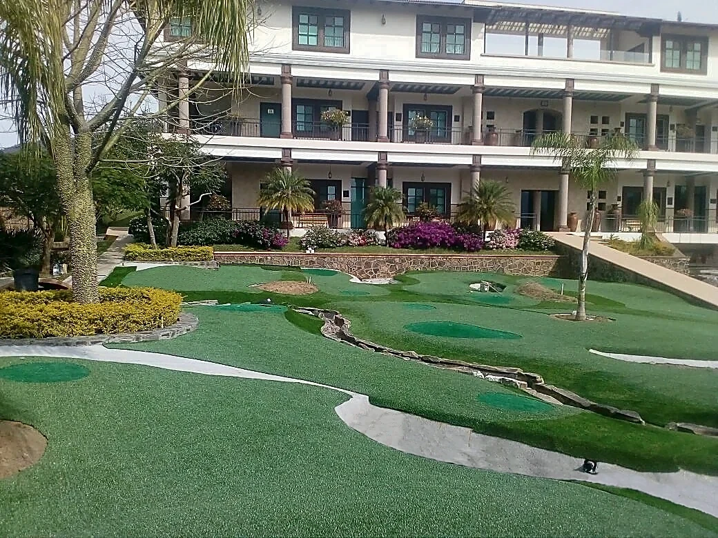 Putting green con pasto sintético con pasto sintético en Club Villa San Pedro (minigolf), Ziracuaretiro, Michoacán: pasto sintético instalado
