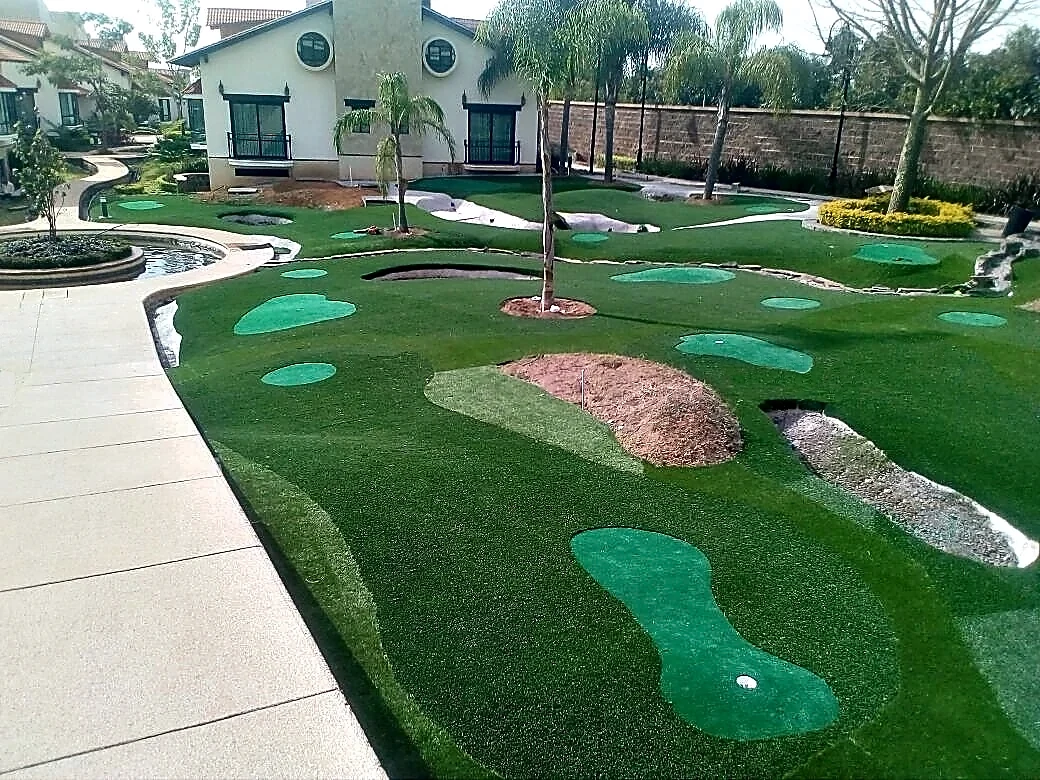 Putting green con pasto sintético con pasto sintético en Club Villa San Pedro (minigolf), Ziracuaretiro, Michoacán: otra vista del green