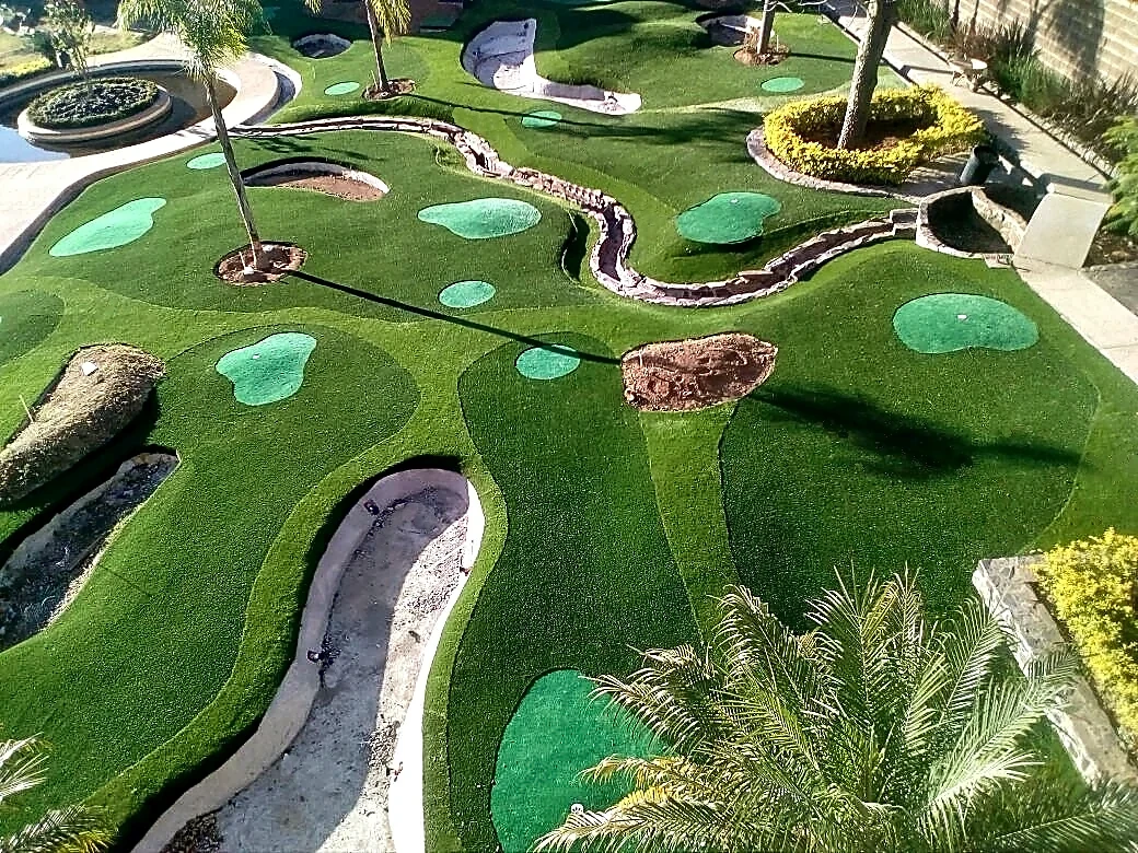 Putting green con pasto sintético con pasto sintético en Club Villa San Pedro (minigolf), Ziracuaretiro, Michoacán: pasto de fibra corta recién terminado