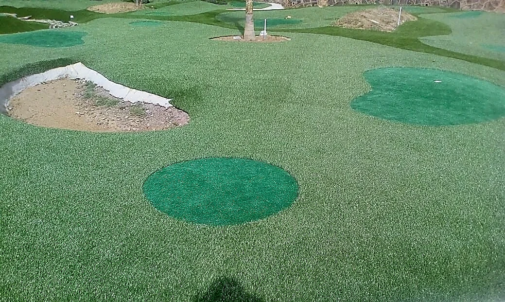Detalle del pasto sintético del putting green con pasto sintético en Ziracuaretiro, Michoacán