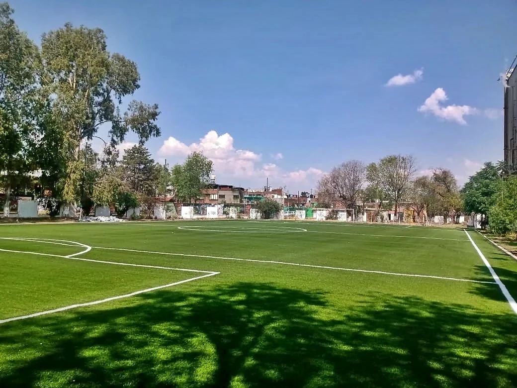 Área grande y línea lateral de la cancha de soccer con pasto sintético del Deportivo IMDE en Morelia