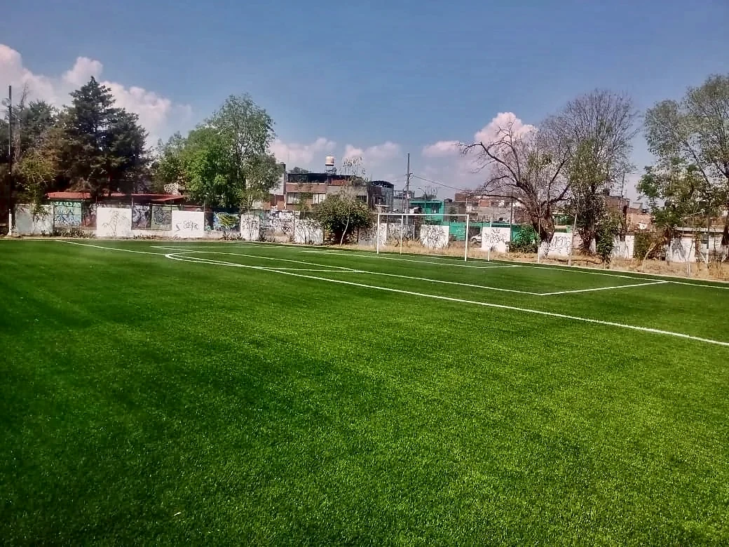 Línea de fondo y área con líneas insertadas en pasto sintético en la cancha del Deportivo IMDE, Morelia