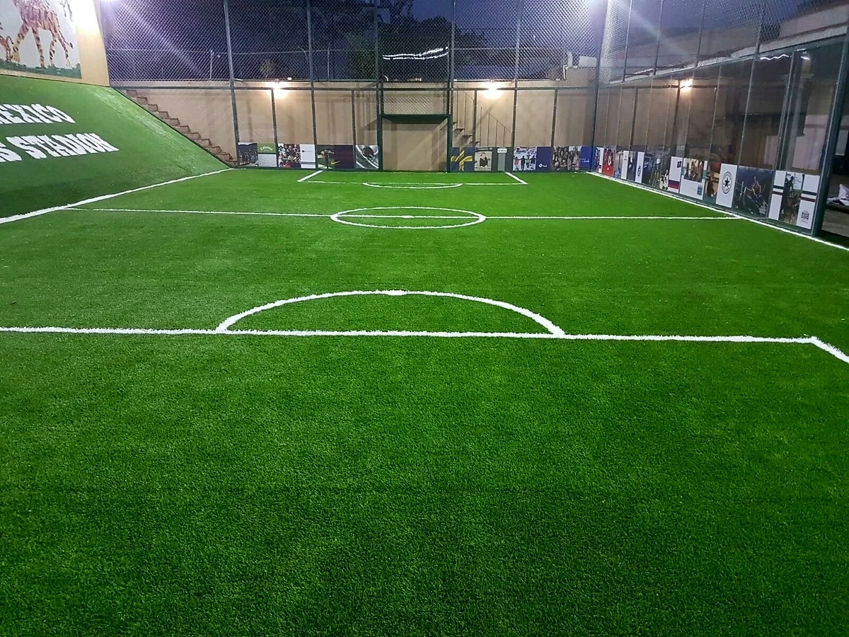Cancha de fútbol 5 con pasto sintético en Barnbarnes Stadion, Cuernavaca, Morelos: líneas insertadas en el pasto sintético