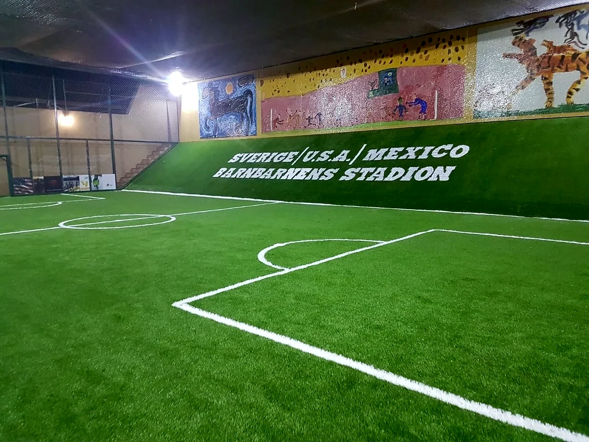 Cancha de fútbol 5 con pasto sintético en Barnbarnes Stadion, Cuernavaca, Morelos: la cancha desdel fondo