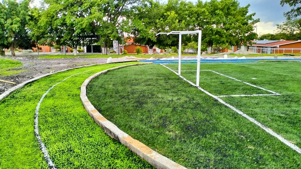 Cancha de fútbol 5 con pasto sintético en Escuela Primaria Miguel Hidalgo, Tlayecac, Morelos: pasto sintético deportivo recién cepillado