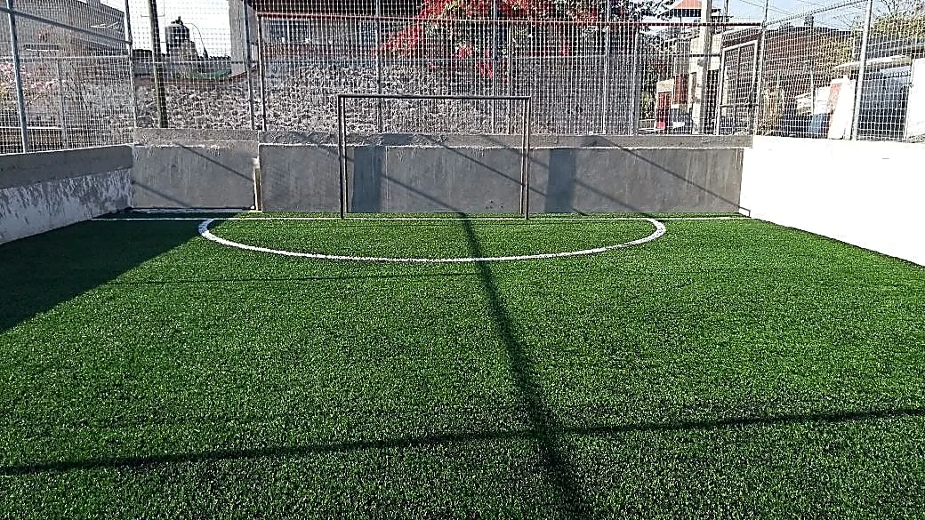 Detalle del pasto sintético de la cancha de fútbol 5 en Xochitepec, Morelos