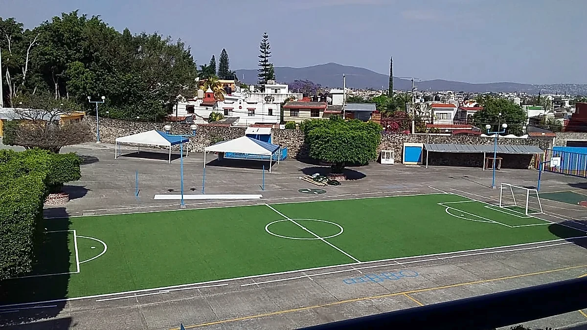 Cancha de fútbol 7 con pasto sintético en Colegio Miraflores, Cuernavaca, Morelos: líneas de juego insertadas en el mismo pasto