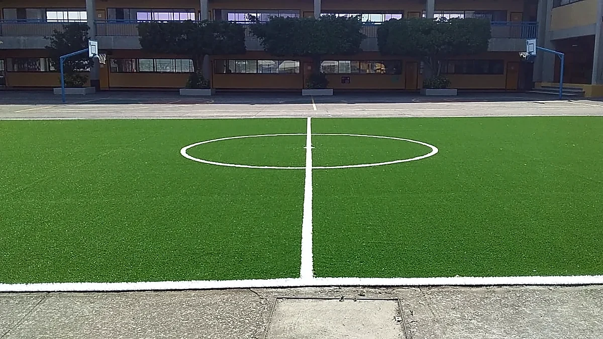 Cancha de fútbol 7 con pasto sintético en Colegio Miraflores, Cuernavaca, Morelos: vista de la cancha y su entorno