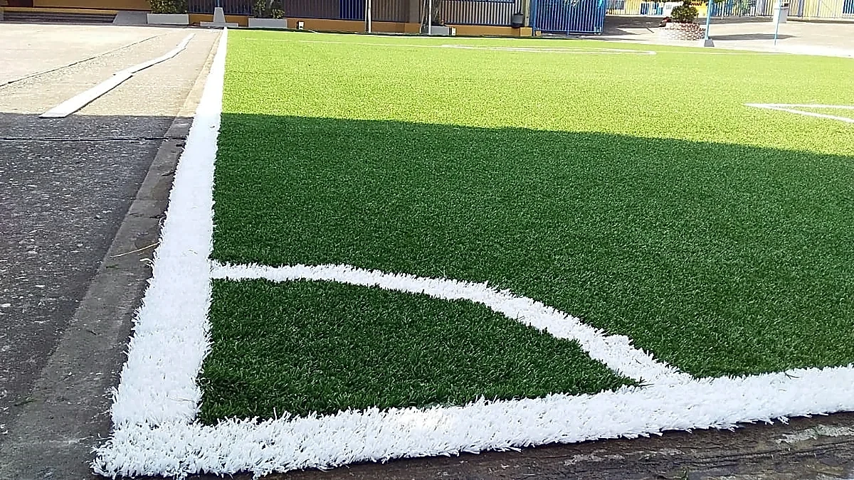 Detalle del pasto sintético de la cancha de fútbol 7 en Cuernavaca, Morelos