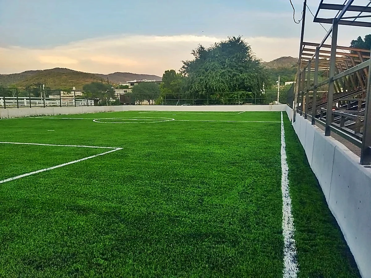 Detalle del pasto sintético de la cancha de fútbol 7 en Valle Vázquez, Morelos