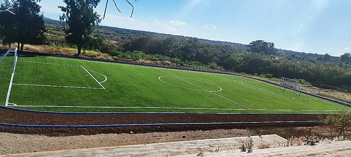 Detalle del pasto sintético de la cancha de fútbol 7 en Tepoztlán, Morelos