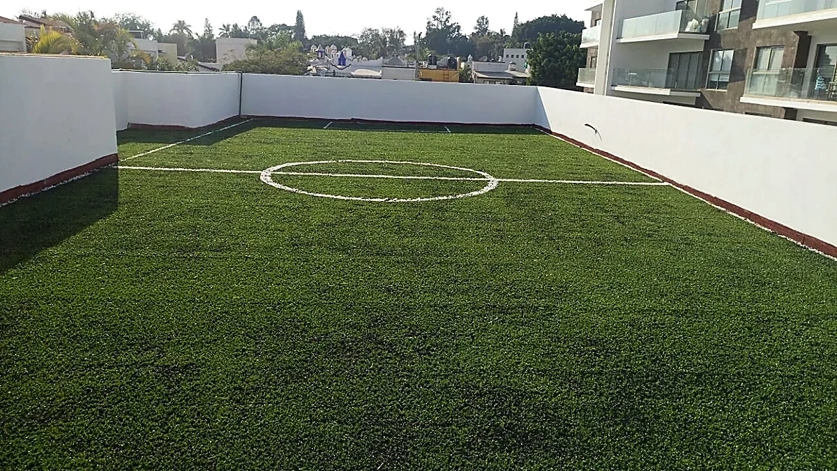 Cancha de fútbol rápido con pasto sintético en Cuernavaca, Morelos: la cancha desde la línea lateral