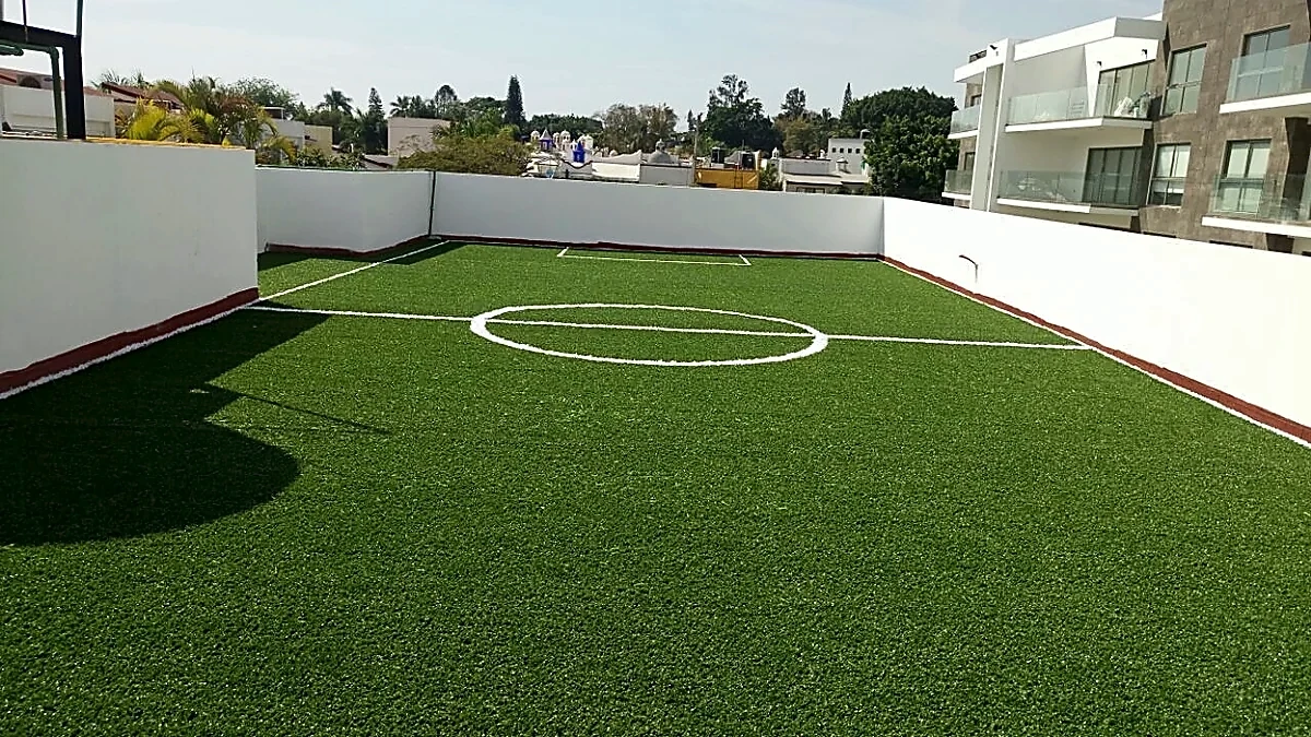 Detalle del pasto sintético de la cancha de fútbol rápido en Cuernavaca, Morelos