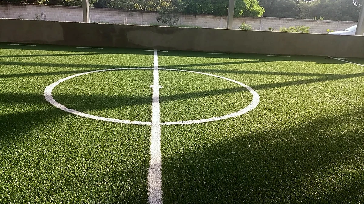 Cancha de fútbol rápido con pasto sintético en Escuela Primaria Patria Nueva, Xochitepec, Morelos: otra vista de la cancha