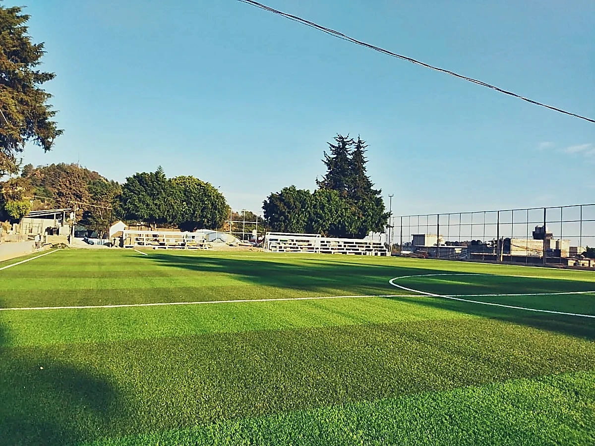 Cancha de fútbol soccer con pasto sintético en Unidad Deportiva de Tetela del Volcán