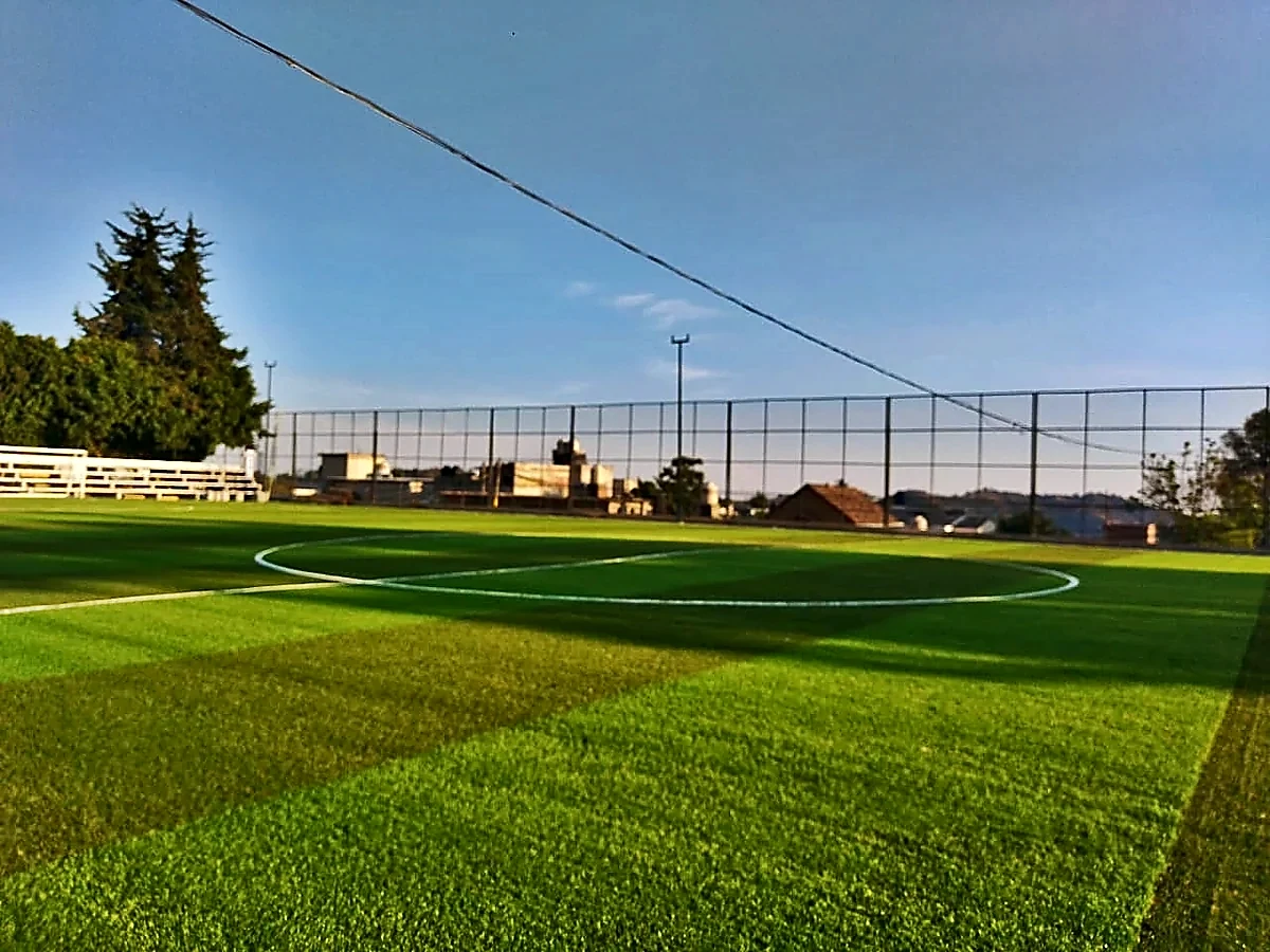 Cancha de fútbol soccer con pasto sintético en Unidad Deportiva de Tetela del Volcán, Morelos: pasto sintético deportivo recién cepillado