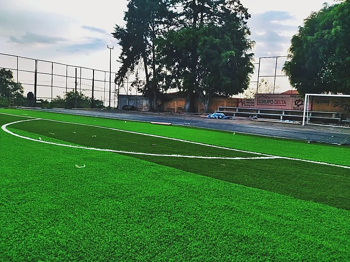 Cancha de fútbol soccer con pasto sintético en Unidad Deportiva de Tetela del Volcán, Morelos: vista de la cancha y su entorno