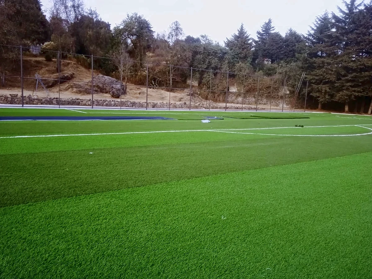 Detalle del pasto sintético de la cancha de fútbol soccer en Huitzilac, Morelos
