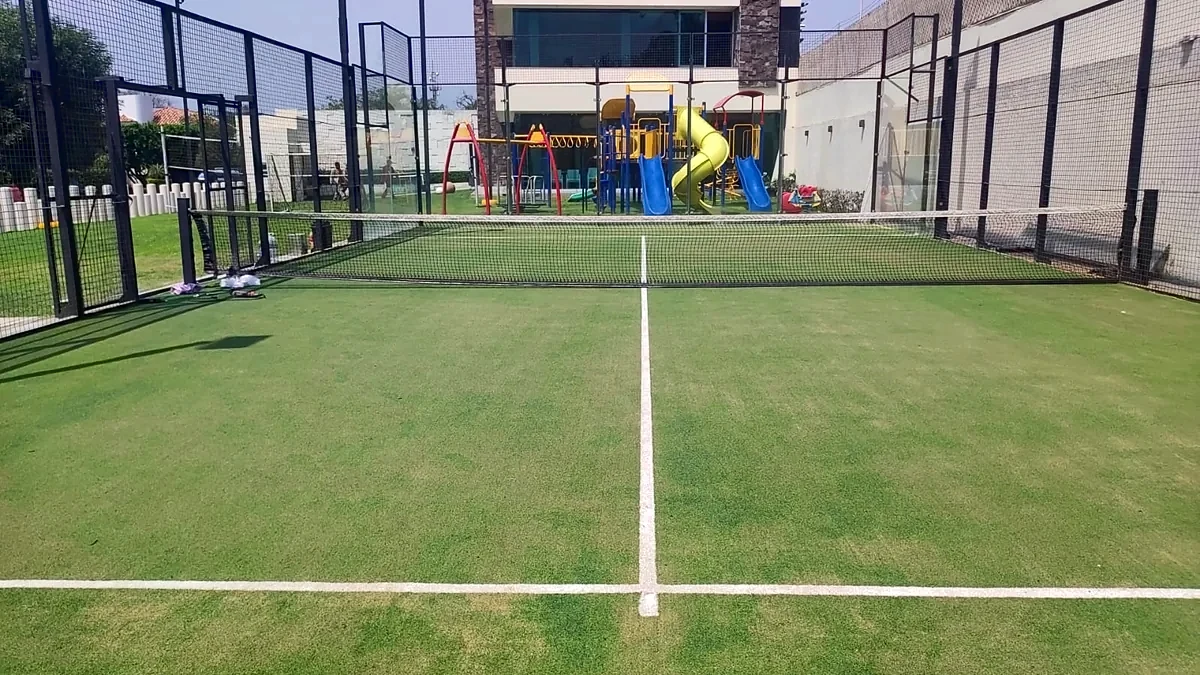 Cancha de pádel con pasto sintético en Casa Club Fraccionamiento Hacienda Viveros, Cocoyoc, Morelos: pasto sintético y líneas de juego