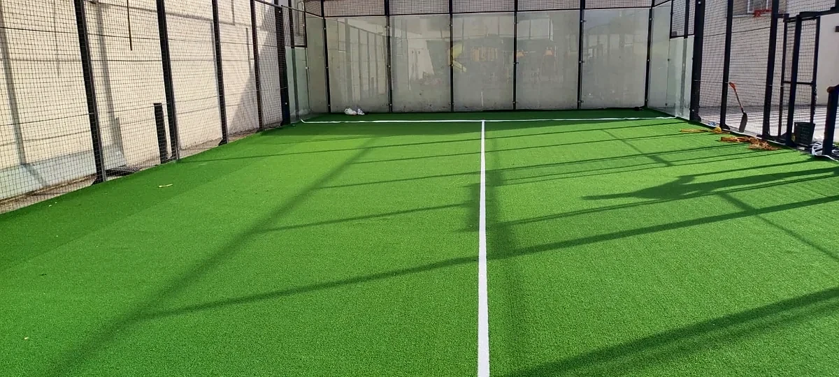 Detalle del pasto sintético de la cancha de pádel en Cocoyoc, Morelos