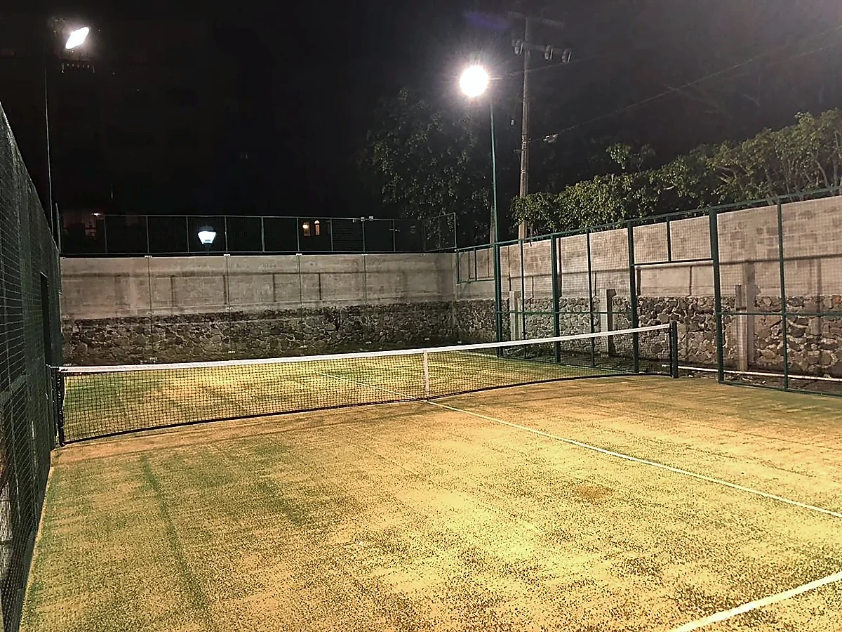 Cancha de pádel con pasto sintético en Cuernavaca, Morelos: otra vista de la cancha
