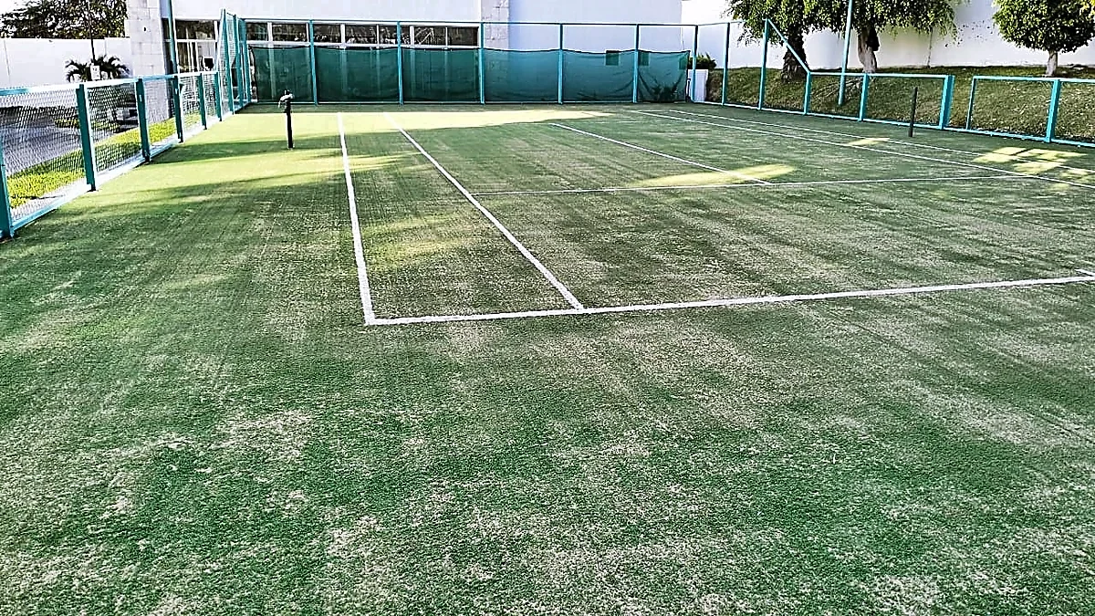 Cancha de tenis con pasto sintético en Paraíso Country Club, Cuernavaca, Morelos: superficie y líneas de juego