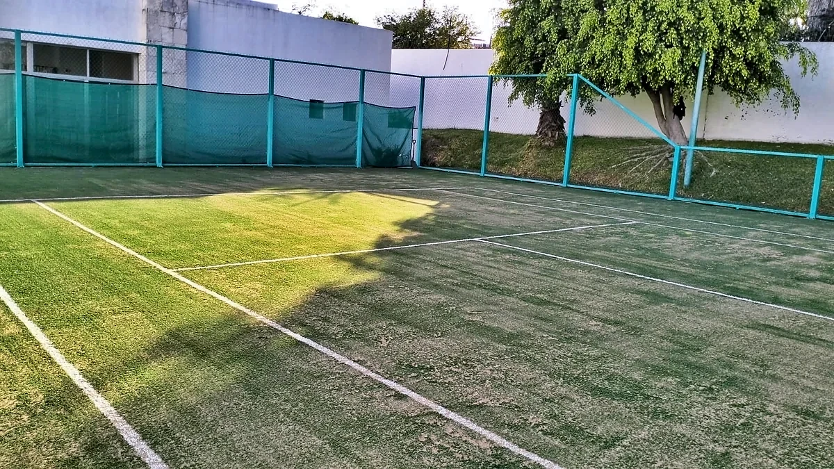 Cancha de tenis con pasto sintético en Paraíso Country Club, Cuernavaca, Morelos: la cancha desde otro ángulo
