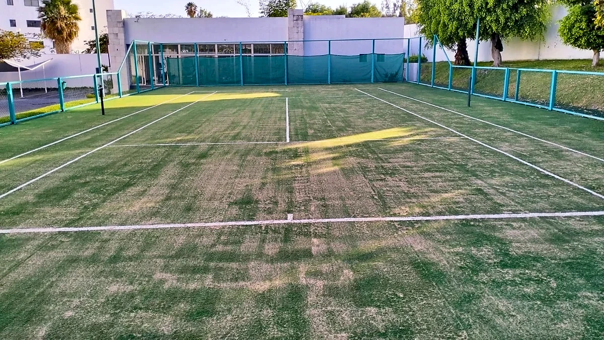 Detalle del pasto sintético de la cancha de tenis en Cuernavaca, Morelos