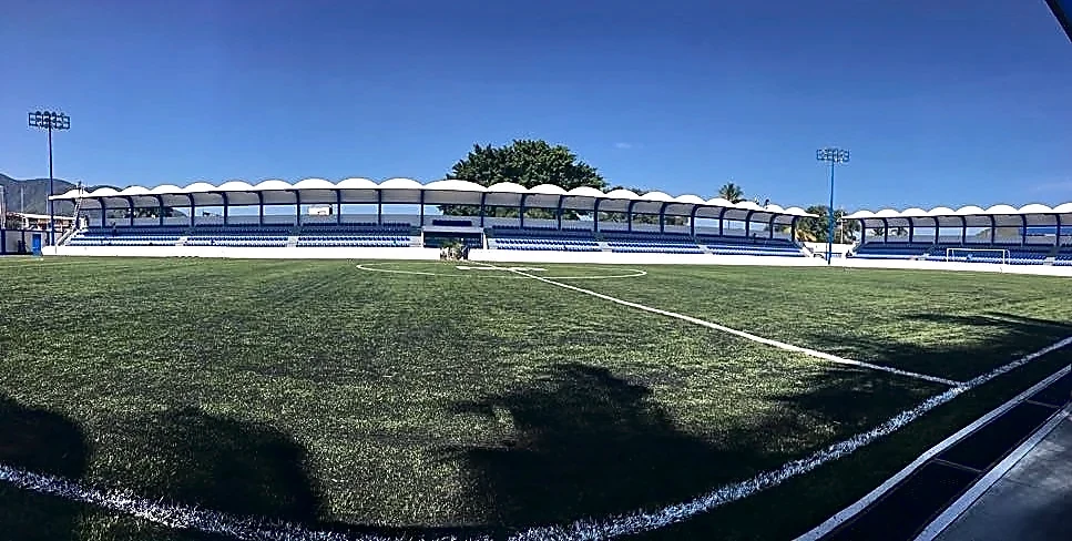 Detalle del pasto sintético de la cancha de fútbol soccer en Tepic, Nayarit