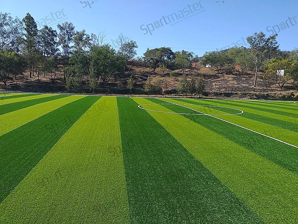 Cancha de fútbol soccer con pasto sintético en Jala, Nayarit: líneas de juego insertadas en el pasto