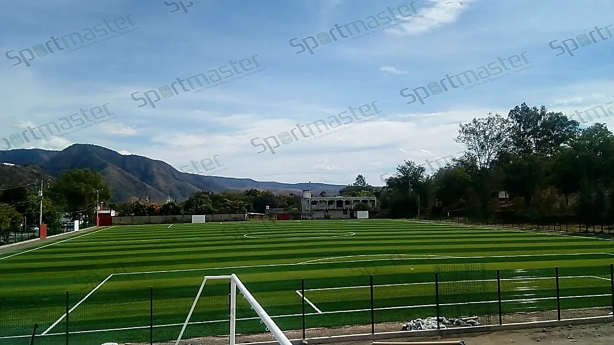 Cancha de fútbol soccer con pasto sintético en Jala, Nayarit: la cancha desdel fondo