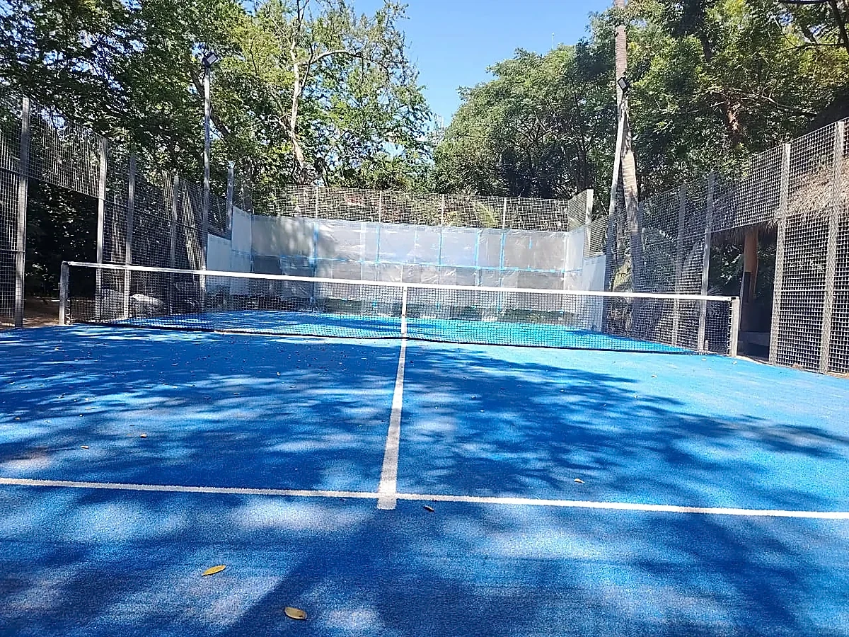 Cancha de pádel con pasto sintético en Club THPR, La Peñita de Jaltemba, Nayarit: pasto sintético para pádel