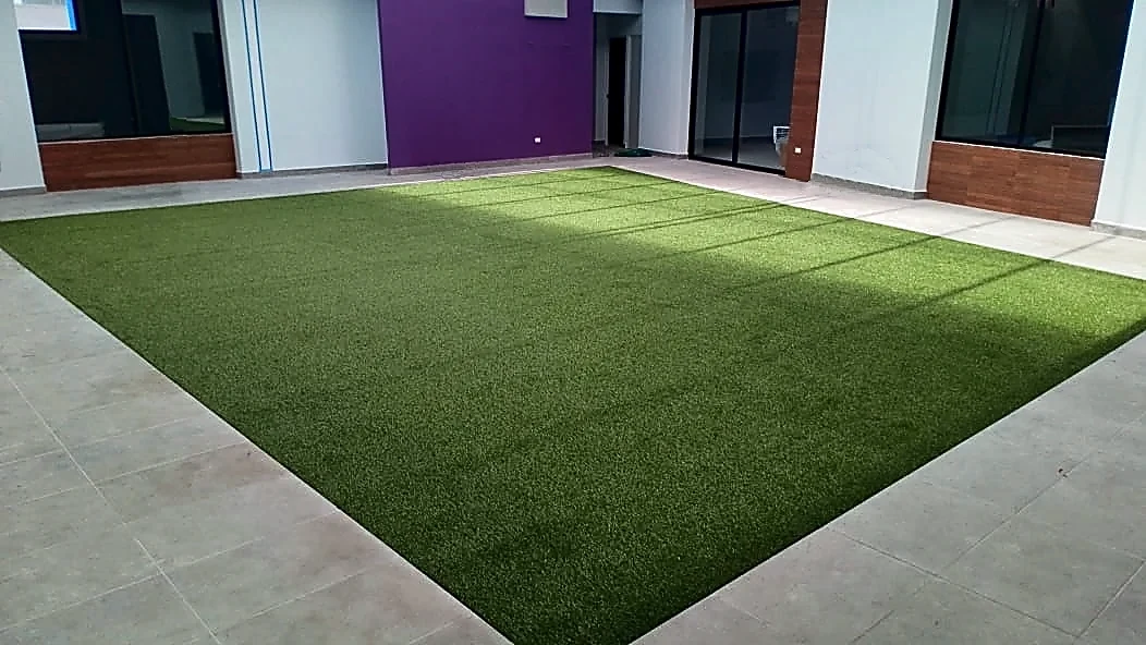 Área verde con pasto sintético con pasto sintético en School Kimble Early Learning, Monterrey