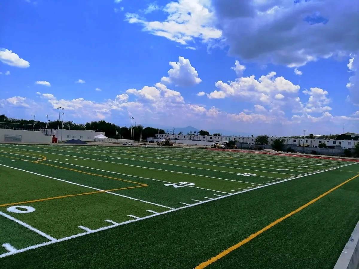 Campo de fútbol americano con pasto sintético en Gimnasio Municipal de Pesquería, Nuevo León