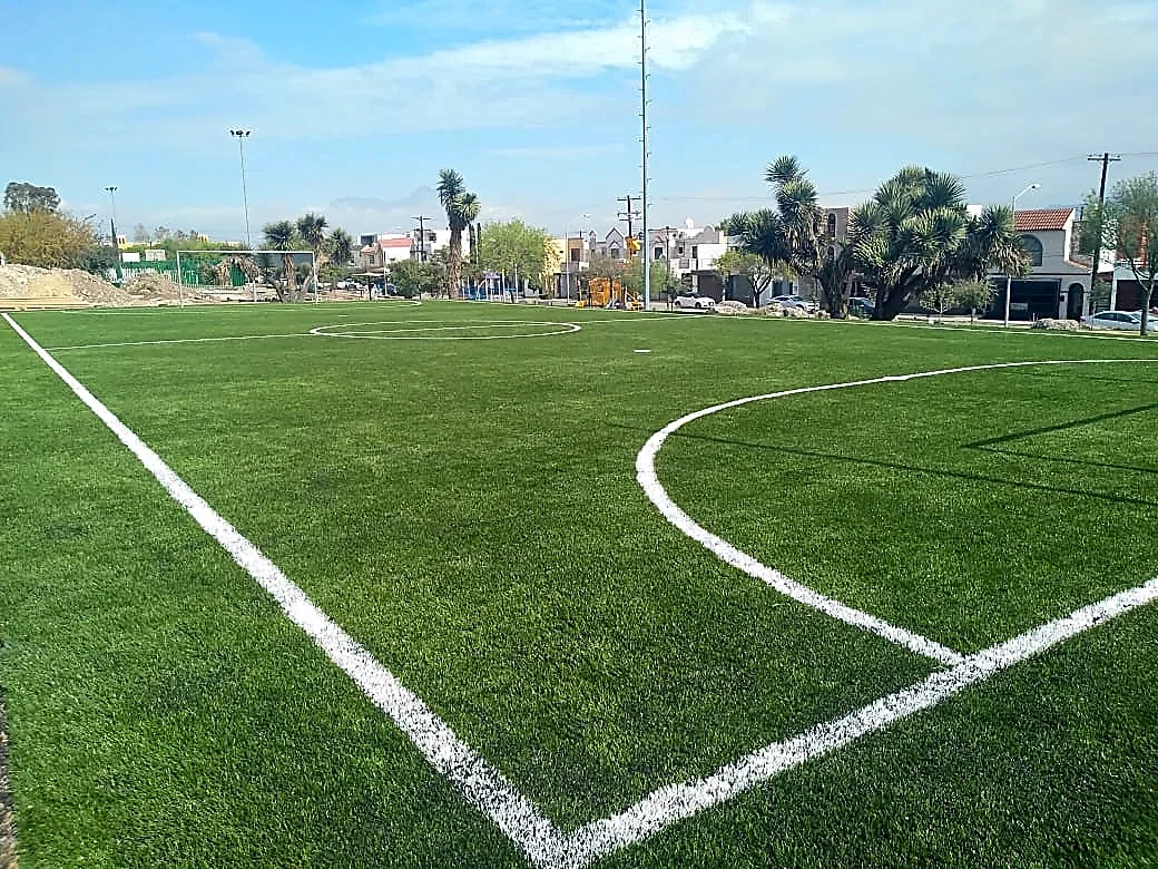 Cancha de fútbol 5 con pasto sintético en Fraccionamiento Residencial Cumbres Oro, Monterrey, Nuevo León: líneas insertadas en el pasto sintético