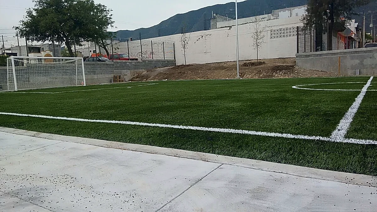 Cancha de fútbol 5 con pasto sintético en Juárez, Nuevo León: la cancha desde la línea lateral