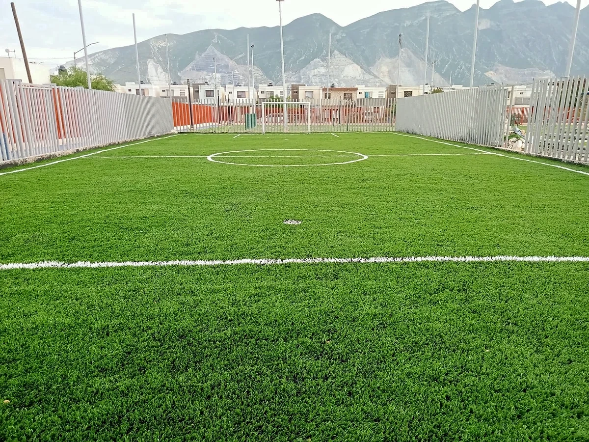 Cancha de fútbol 5 con pasto sintético en Santa Catarina, Nuevo León: líneas insertadas en el pasto sintético