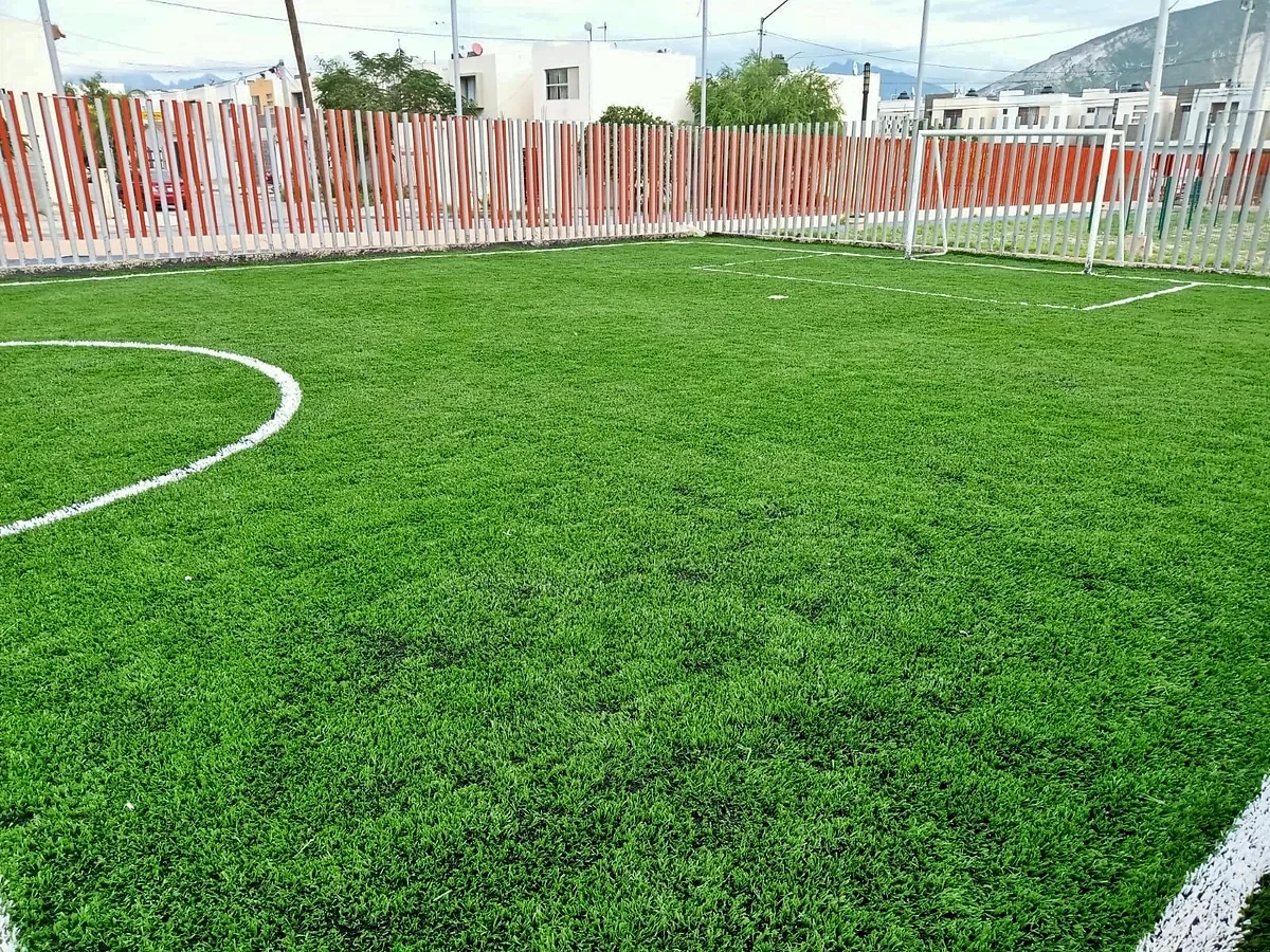 Cancha de fútbol 5 con pasto sintético en Santa Catarina, Nuevo León: la cancha desde la línea lateral