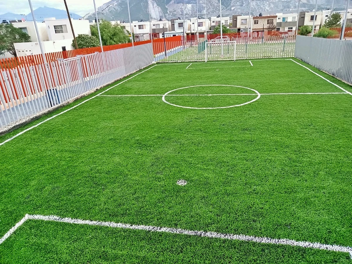 Cancha de fútbol 5 con pasto sintético en Santa Catarina, Nuevo León: otra vista de la cancha