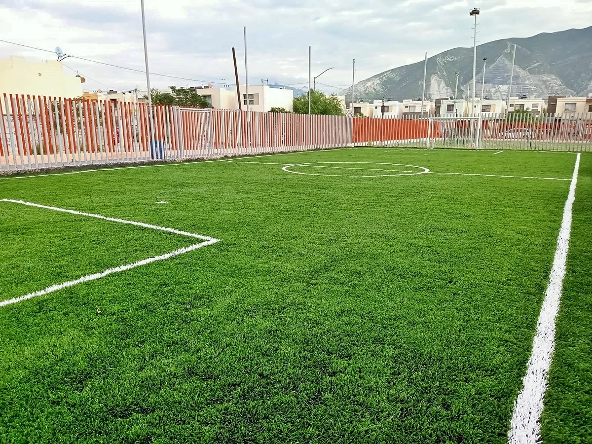 Cancha de fútbol 5 con pasto sintético en Santa Catarina, Nuevo León: pasto sintético deportivo recién cepillado