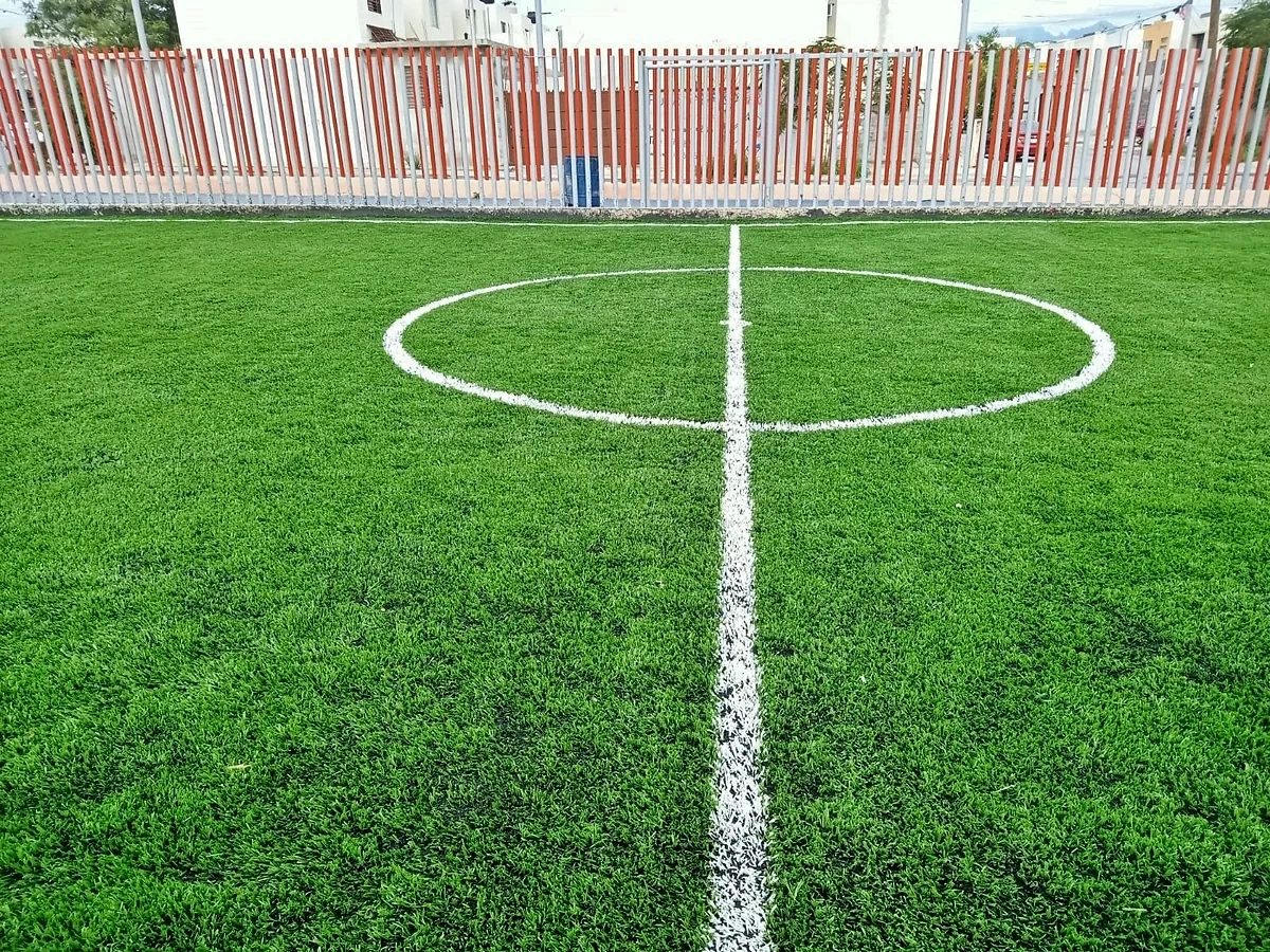 Cancha de fútbol 5 con pasto sintético en Santa Catarina, Nuevo León: la cancha desdel fondo
