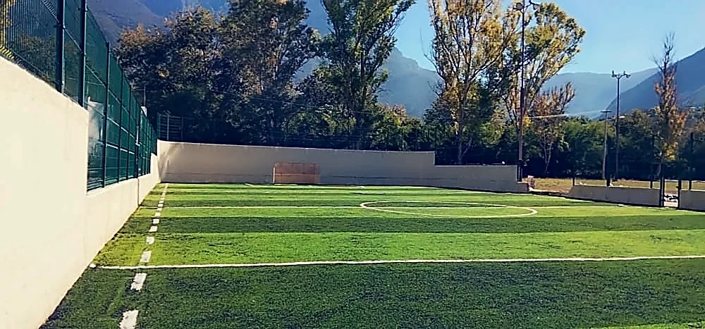 Cancha de fútbol 5 con pasto sintético en Unidad Deportiva Zaragoza, Nuevo León: otra vista de la cancha