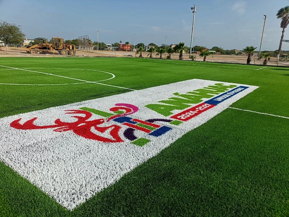 Cancha de fútbol 7 con pasto sintético en Anáhuac, Nuevo León: la cancha desdel fondo