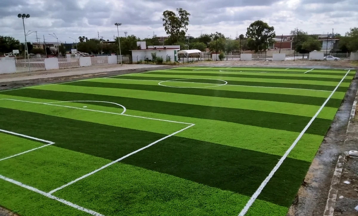 Cancha de fútbol 7 con pasto sintético en CBTIS 258, Escobedo
