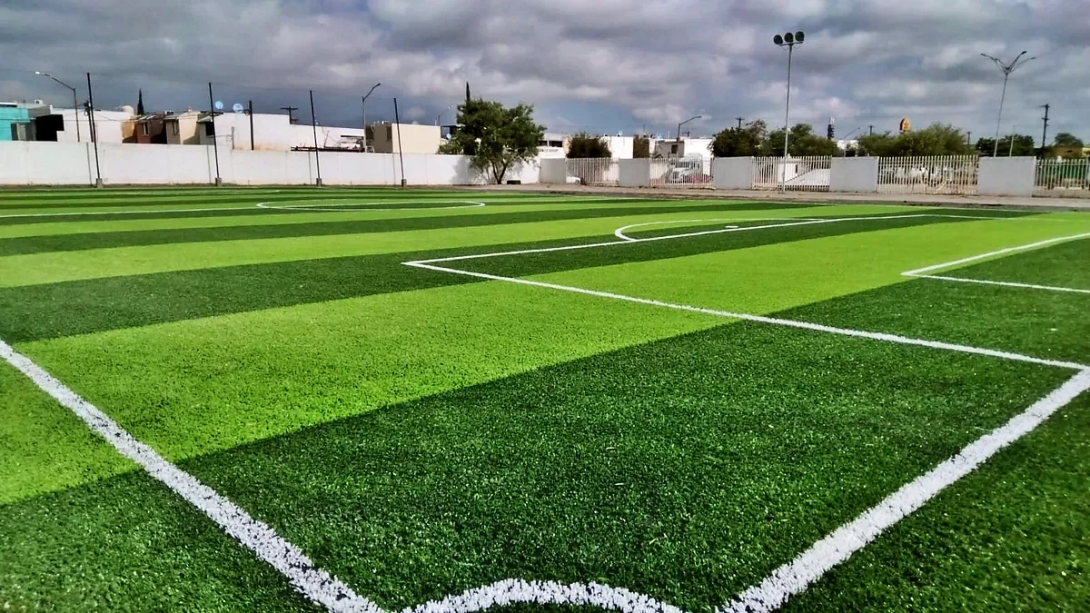 Cancha de fútbol 7 con pasto sintético en CBTIS 258, Escobedo, Nuevo León: líneas de juego insertadas en el mismo pasto