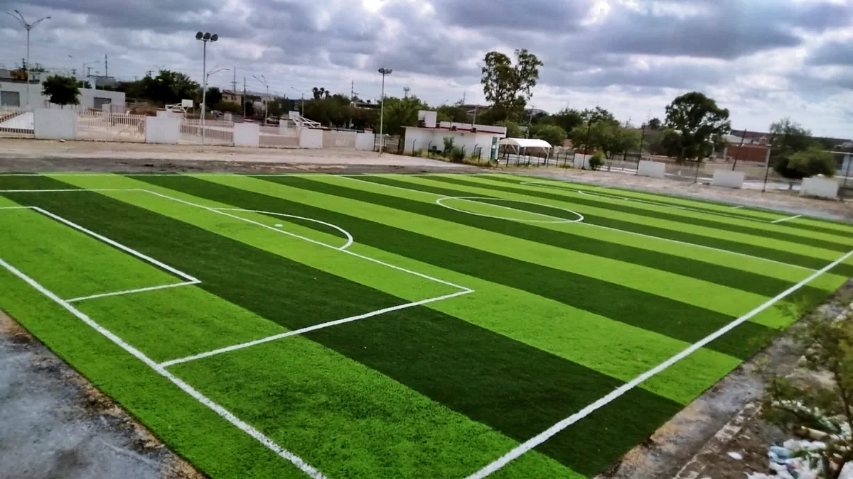 Cancha de fútbol 7 con pasto sintético en CBTIS 258, Escobedo, Nuevo León: la cancha desde la línea lateral