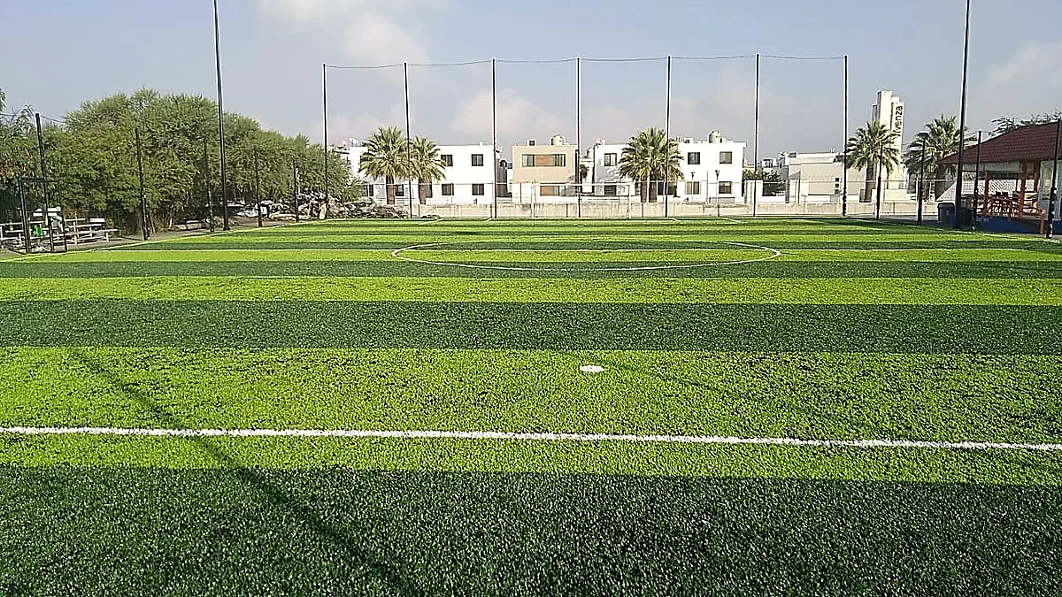 Cancha de fútbol 7 con pasto sintético en Corporativo BANREGIO, San Nicolás de los Garza, Nuevo León: otra vista de la cancha de fútbol 7
